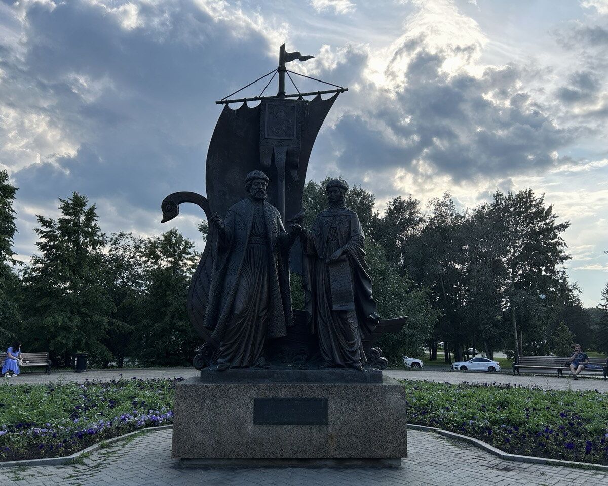 Памятник Петру и Февронии