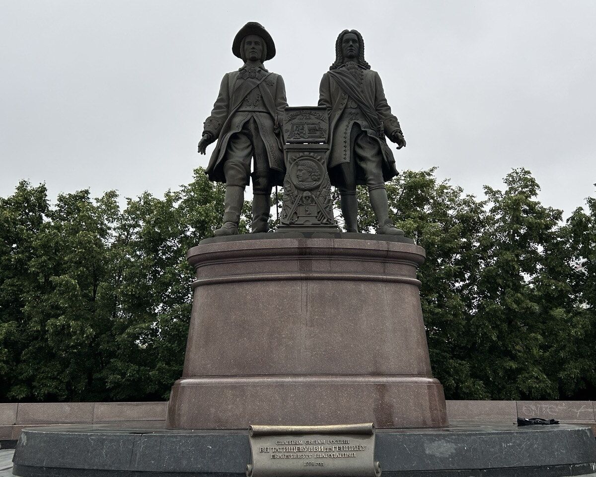 Памятник Татищеву и де Геннину