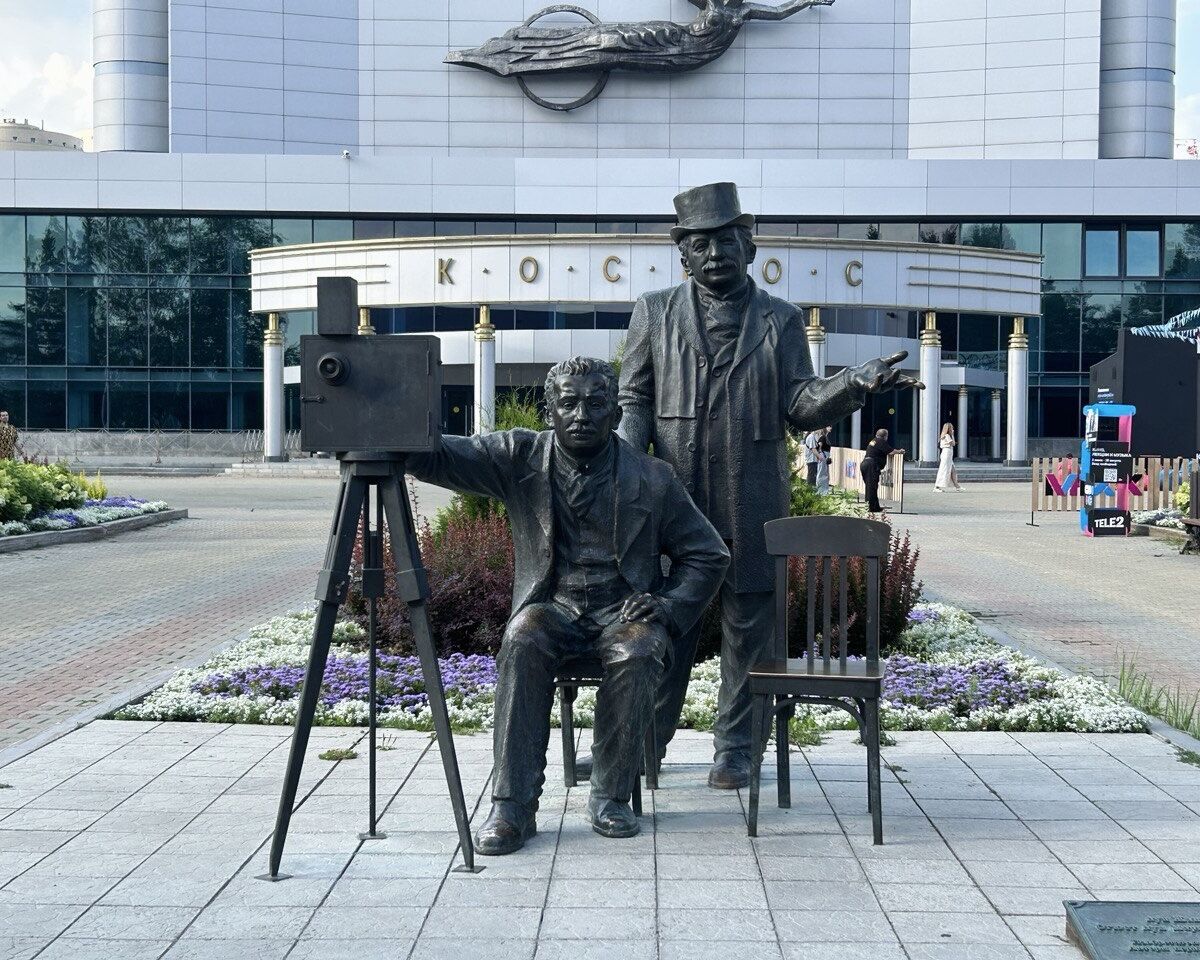 Памятник братьям Люмьер