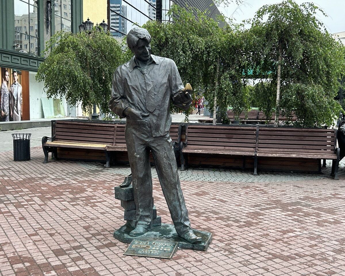 Памятник Гене Букину